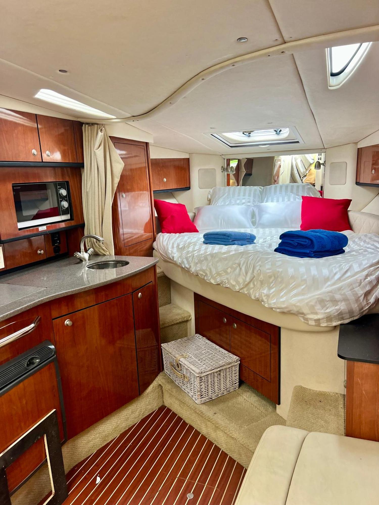 Luxury Boat In Hotel en barco