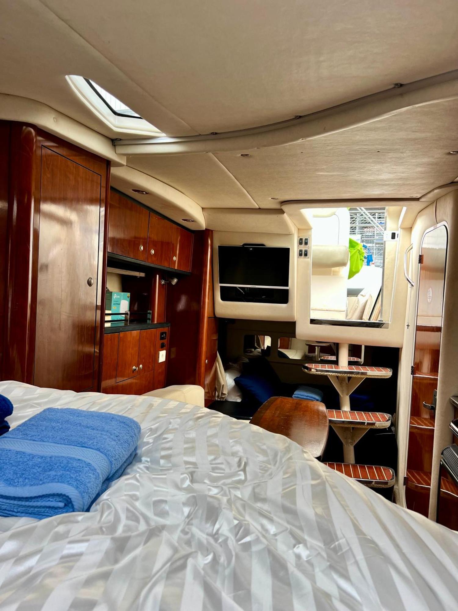 Hotel en barco Luxury Boat In *